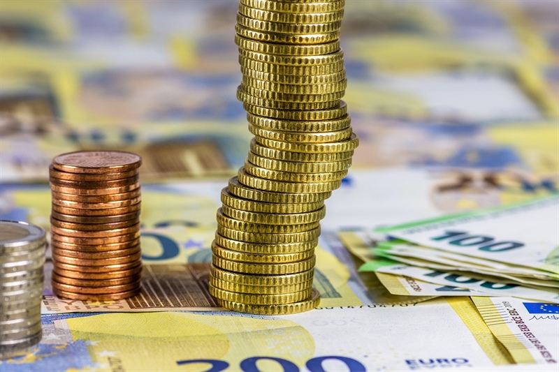 Perché l’occupazione cresce e i salari scendono